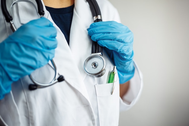 Médica em seu uniforme com um estetoscópio