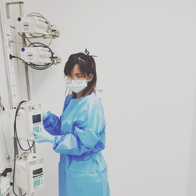 Médica con equipo médico en el hospital