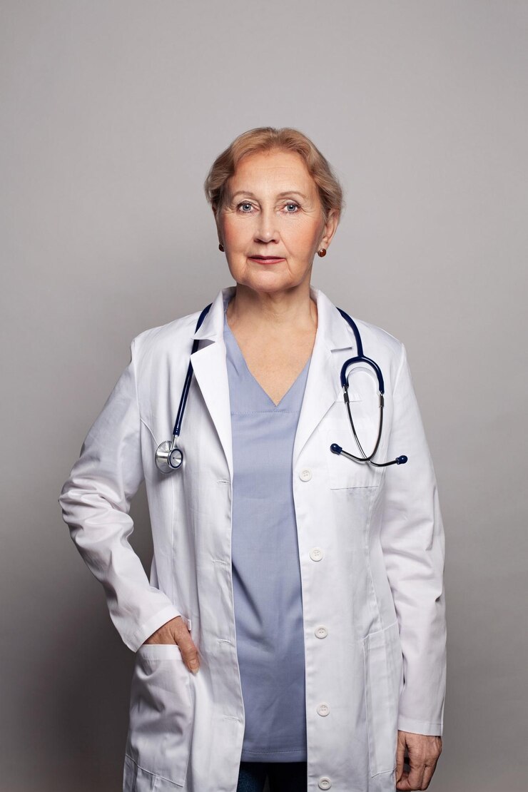 Médica esperta com estetoscópio a olhar para a câmara.