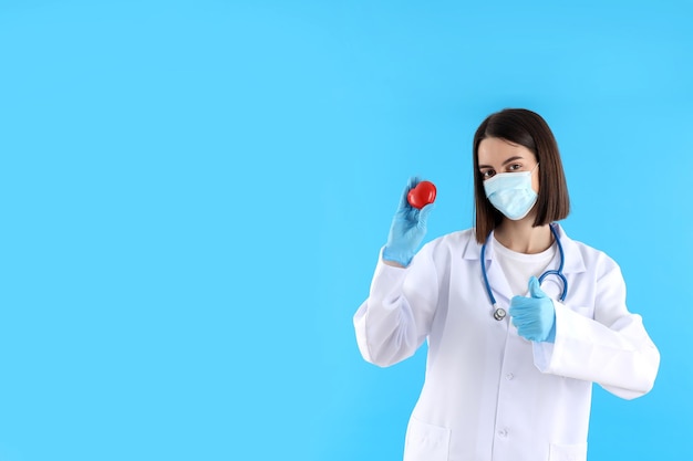 Médica estagiária com coração em fundo azul