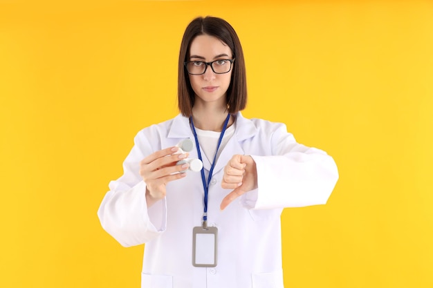 Médica estagiária com lentes em fundo amarelo