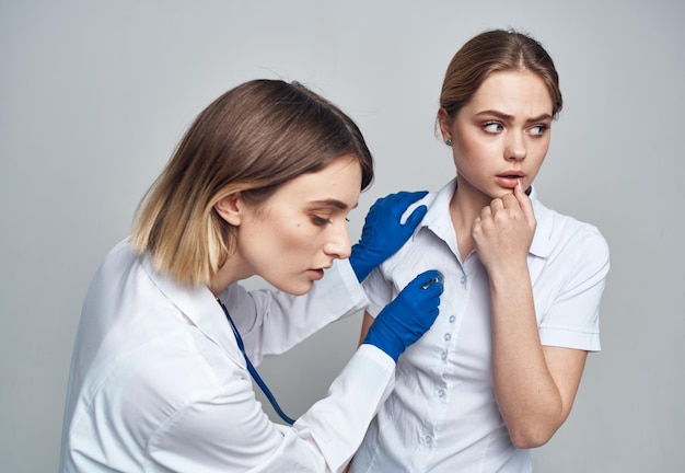 médica examina estetoscópio de estilo de vida de saúde do paciente