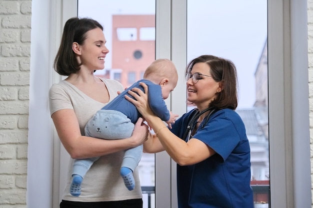 Médica examinando criança pequena