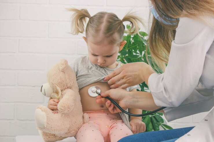 Médica examinando menina ouvindo pulmões com estetoscópio Pediatra nomeação