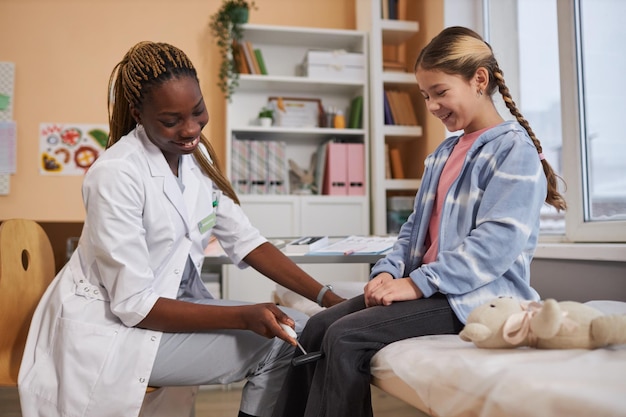 Médica examinando a una niña en una clínica pediátrica