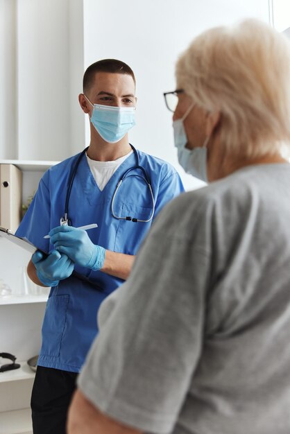 Foto médica examinando a un paciente en una clínica