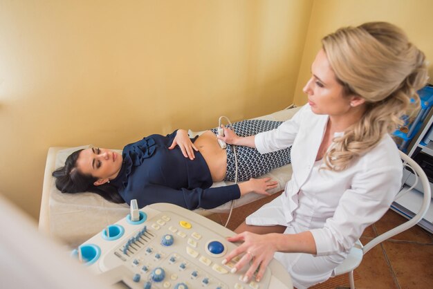 Foto médica examinando paciente em casa