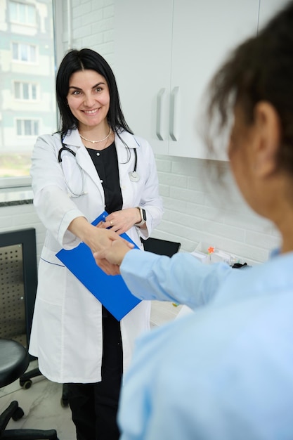 Foto médica examinando a un paciente en el hospital