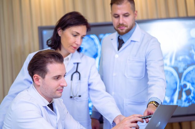 Foto médica examinando paciente na clínica