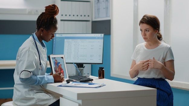 Médica examinando paciente na clínica