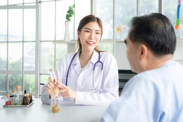 Médica explica a medicina ao paciente