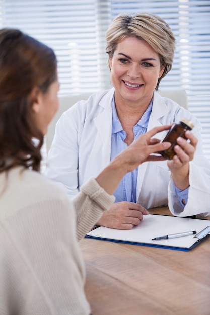 Médica, explicando o medicamento ao paciente