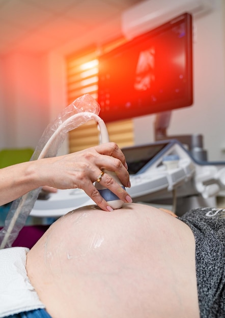 Foto médica fazendo diagnóstico por ultrassom dispositivo hospitalar moderno ultradiagnóstico