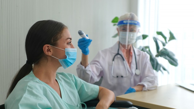 Médica fazendo exame médico para um paciente