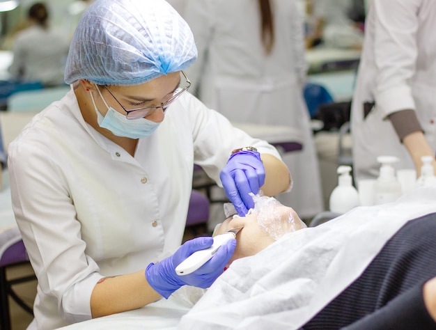 Médica fazendo procedimento facial