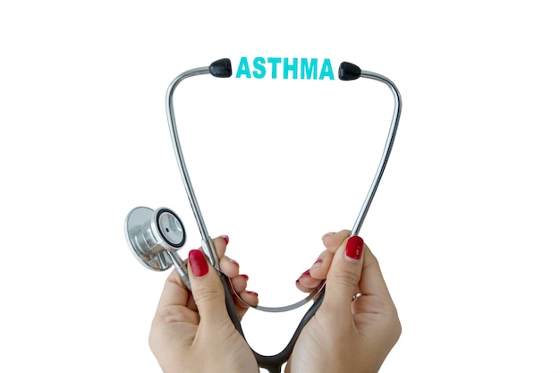 Médica femenina con estetoscopio y palabra asma
