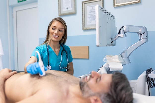 Médica feminina usando equipamento de ultrassom moderno e examinando o coração do paciente masculino deitado na mesa médica durante o diagnóstico no hospital