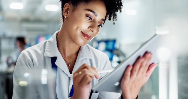 Médica y investigadora con tableta para estudios médicos, resultados de pruebas o exámenes sobre nuevos descubrimientos en el laboratorio Persona o científica con tecnología para innovación o desarrollo científico en el laboratorio