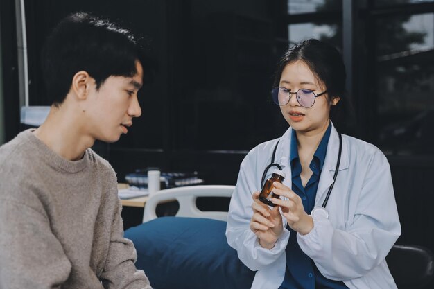 Médica lê a história médica enquanto visita seu paciente