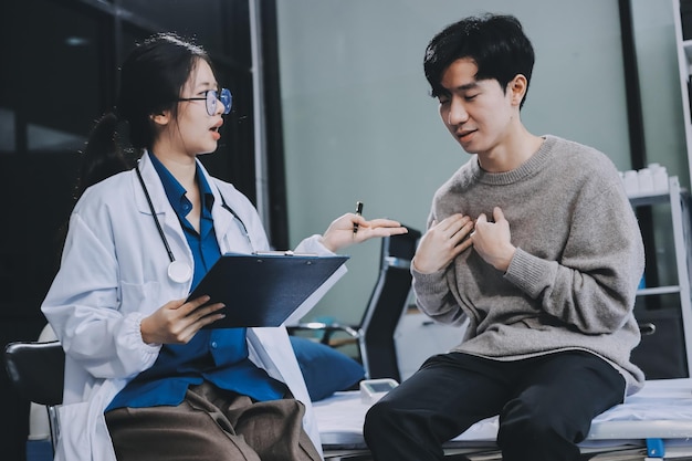 Médica lê a história médica enquanto visita seu paciente