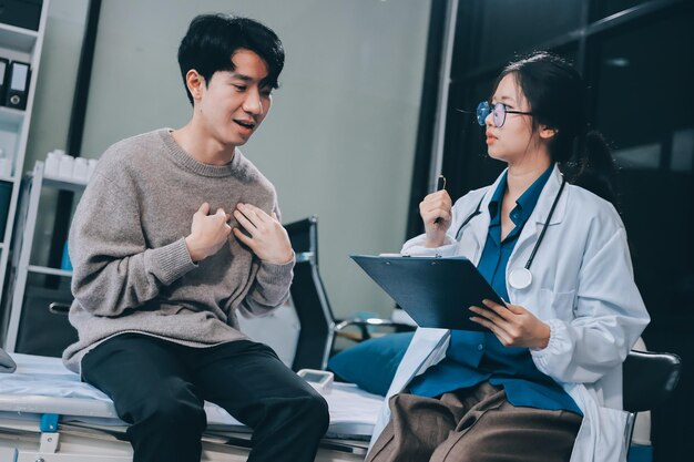 Médica lê a história médica enquanto visita seu paciente