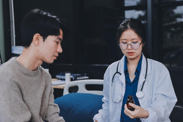 Médica lê a história médica enquanto visita seu paciente