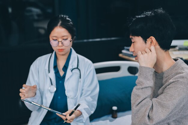 Médica lê a história médica enquanto visita seu paciente