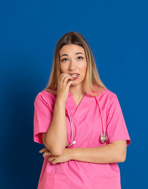 Médica loira com uniforme rosa