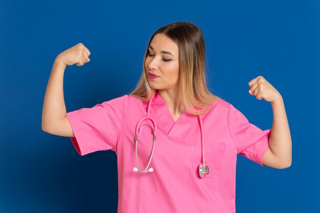 Foto médica loira com uniforme rosa