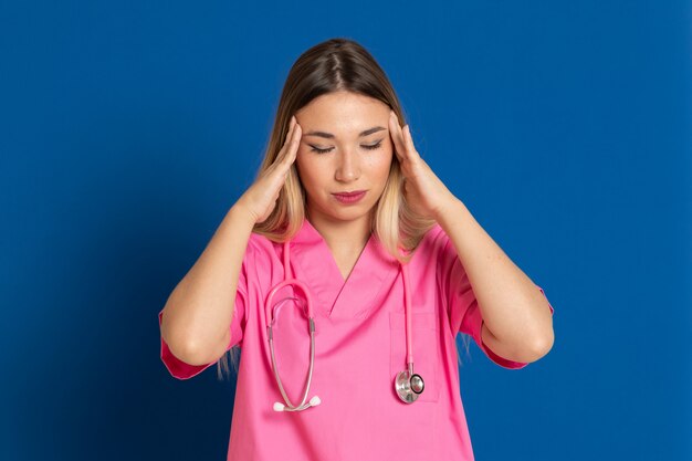 Médica loira com uniforme rosa