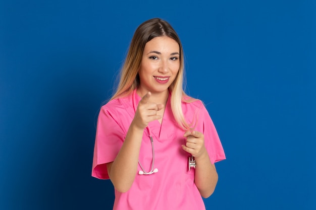 Médica loira com uniforme rosa