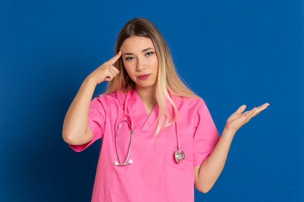 Foto médica loira com uniforme rosa