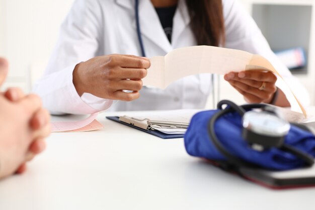 Foto médica mão segure prata caneta enchimento