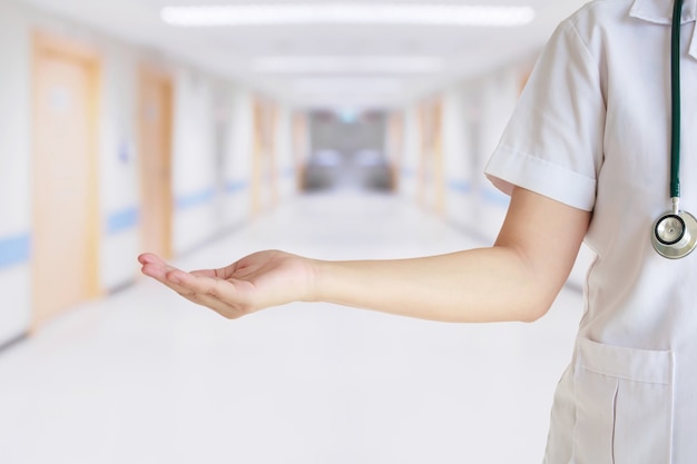 Médica no hospital. Conceito de saúde e médico.