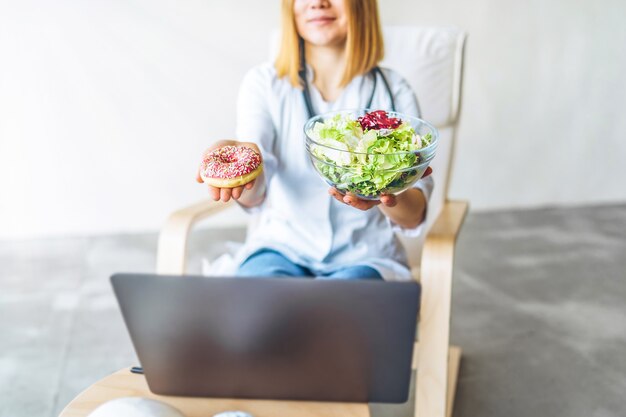 Médica nutricionista segurando comida saudável e junk food nas mãos, o conceito de dieta.