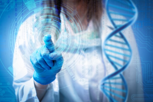 Médica o enfermera tocando una pantalla de holograma futurista Concepto de medicina genética y tecnologías innovadoras