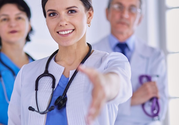 Foto médica oferecendo um aperto de mão no hospital