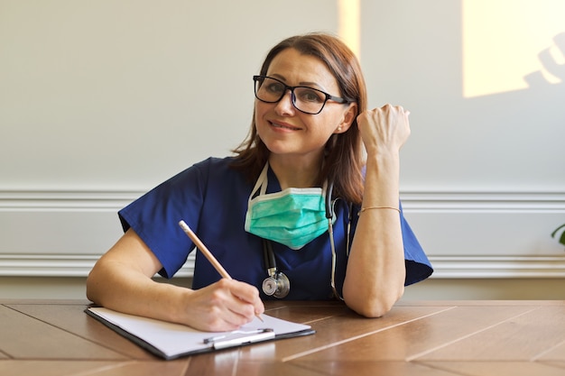 Médica olhando para a webcam. Videoconferência, palestra especializada, aconselhamento, ajuda online ao paciente. Tecnologia, medicina, conceito de pessoas da área de saúde