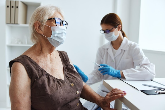 Foto médica, paciente, injeção, proteção, imunidade, passaporte, covid