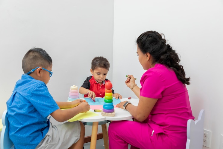 Médica pediatra latina brincando com duas crianças em uma mesa com brinquedos em seu escritório