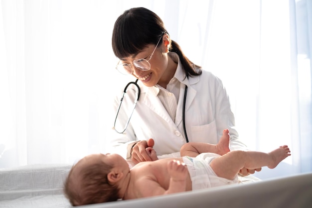 Médica pediatra que se ocupa de la salud de los bebés