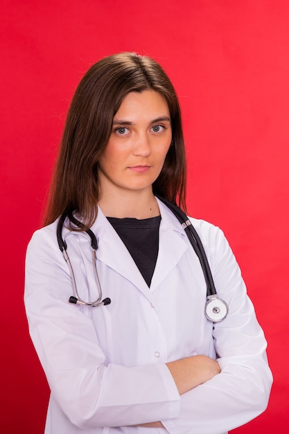 médica posando de braços cruzados