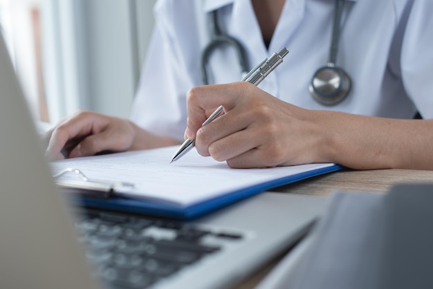 Médica preenchendo documento médico relatório de saúde ou receita em clipboard no consultório médico