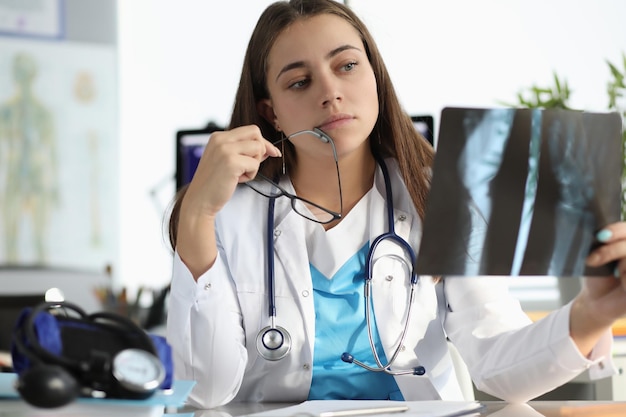 Foto médica preocupada examinando um raio-x do paciente