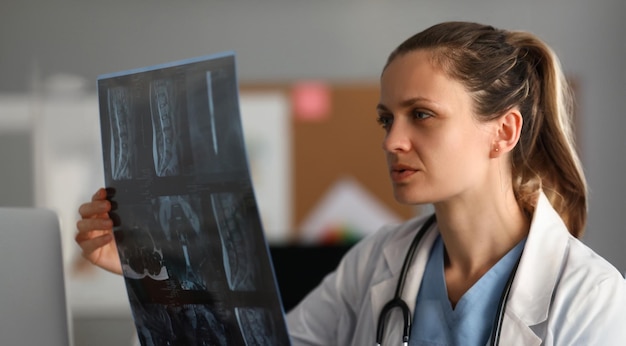 Médica profesional con una imagen de rayos X en la mano