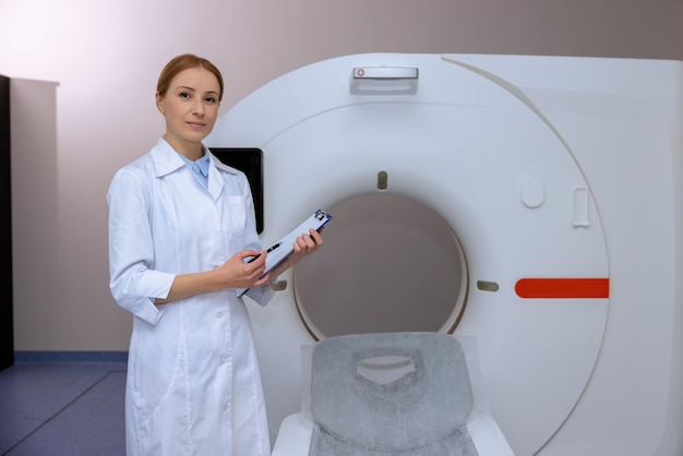 Médica profissional em imagem de ressonância magnética ou sala de tomografia computadorizada de um hospital moderno fazendo anotações de diagnósticos