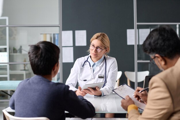 Médica que consulta a una familia de Oriente Medio