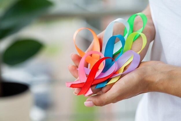 Médica segura fitas coloridas simbolizam a conscientização de várias doenças