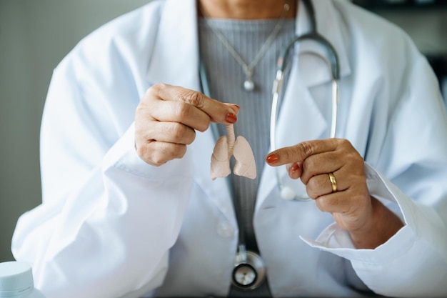 Foto médica segurando os pulmões na mão no lado direitoconceito de serviço hospitalar de saúde stock photoxa