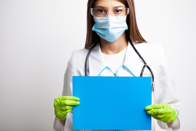 Médica segurando um formulário em branco com espaço para texto